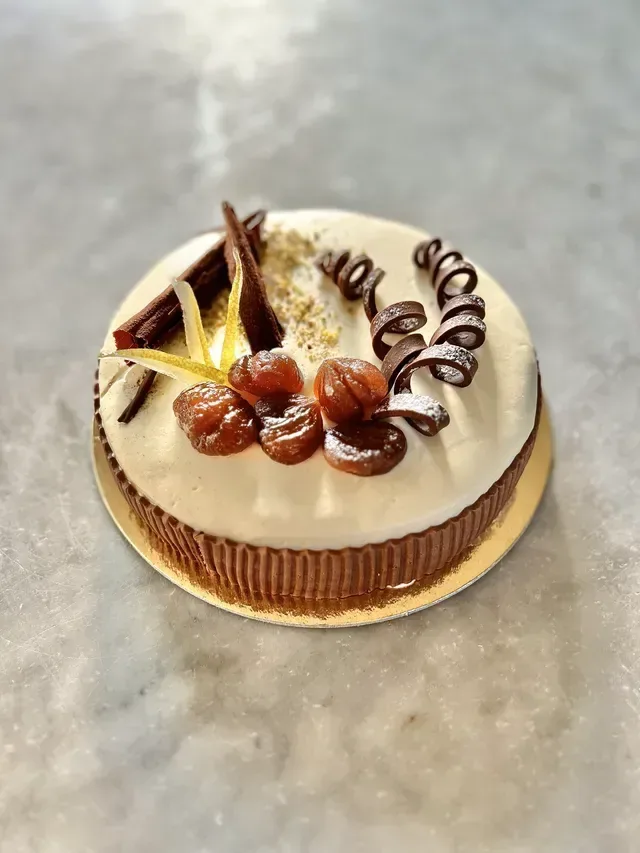 Una torta con sopra dei riccioli di cioccolato